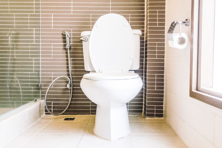 Réparer une chasse d'eau qui coule : astuces pratiques et efficaces