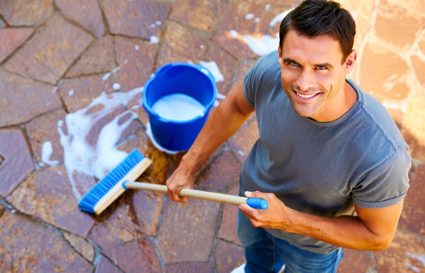 Terrasse en pierre : 9 astuces de nettoyage et ces erreurs fréquentes à éviter absolument