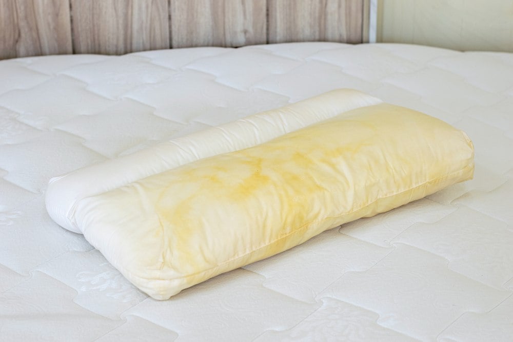 Matelas jauni, oreillers tachés ? 3 astuces géniales pour les rendre comme neufs (sans produit chimique)