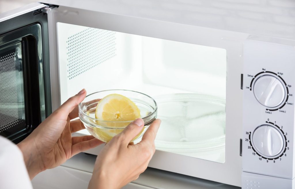 Nettoyage du micro-ondes : la méthode naturelle au citron qui élimine les saletés en quelques minutes