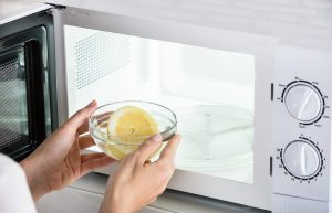 Nettoyage du micro-ondes : la méthode naturelle au citron qui élimine les saletés en quelques minutes