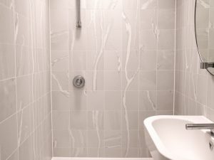 Votre paroi de douche est terne et pleine de traces ? Ces 8 astuces vont tout changer (vraiment)