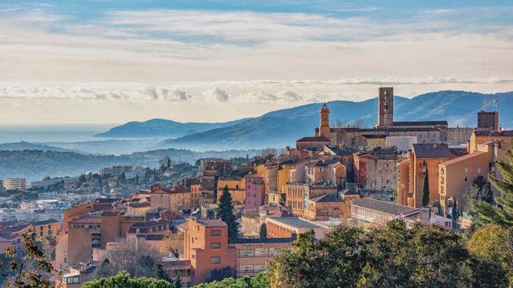 Vivre entre mer et montagne : ces villes des Alpes-Maritimes qui attirent les actifs