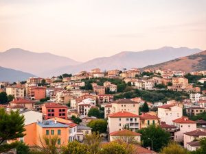 Pyrénées-Atlantiques : 5 villes où acheter un appartement sous 200 000 € en 2026