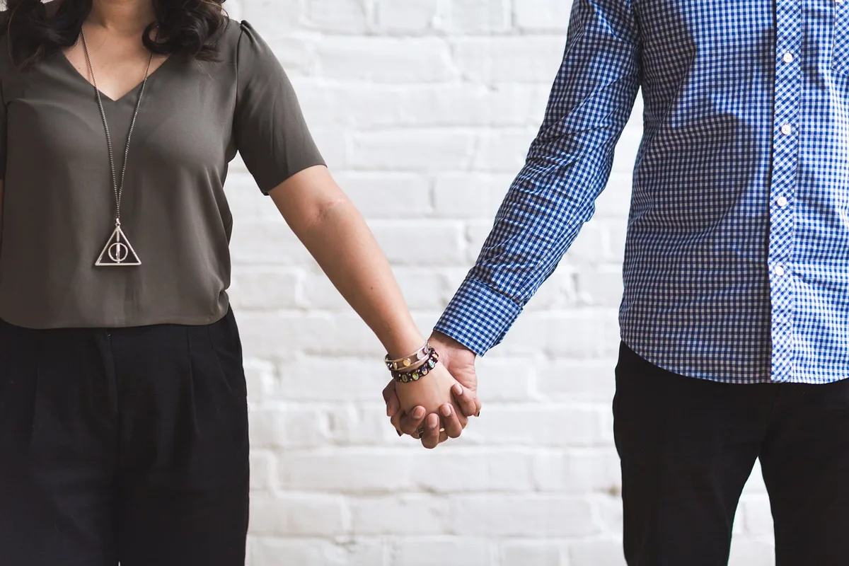 Mains tenant des clés au-dessus d'un contrat pour achat comptant