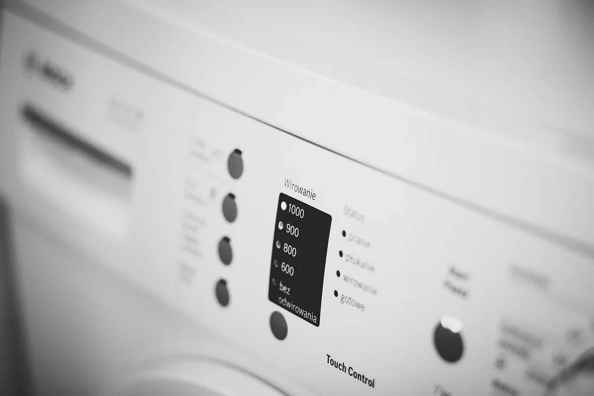 Gros plan du joint en caoutchouc d'une machine à laver avec moisissure visible