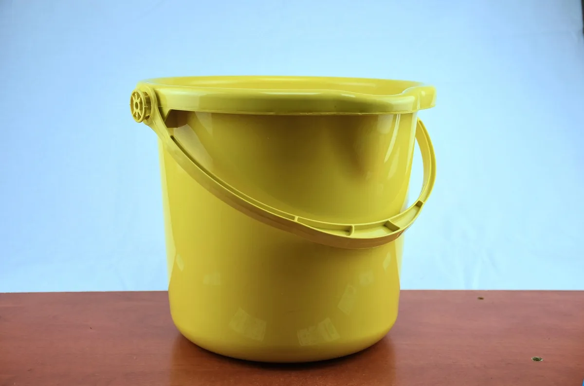 Chiffon imbibé de vinaigre et brosse à dents pour nettoyer un joint de lave‑linge