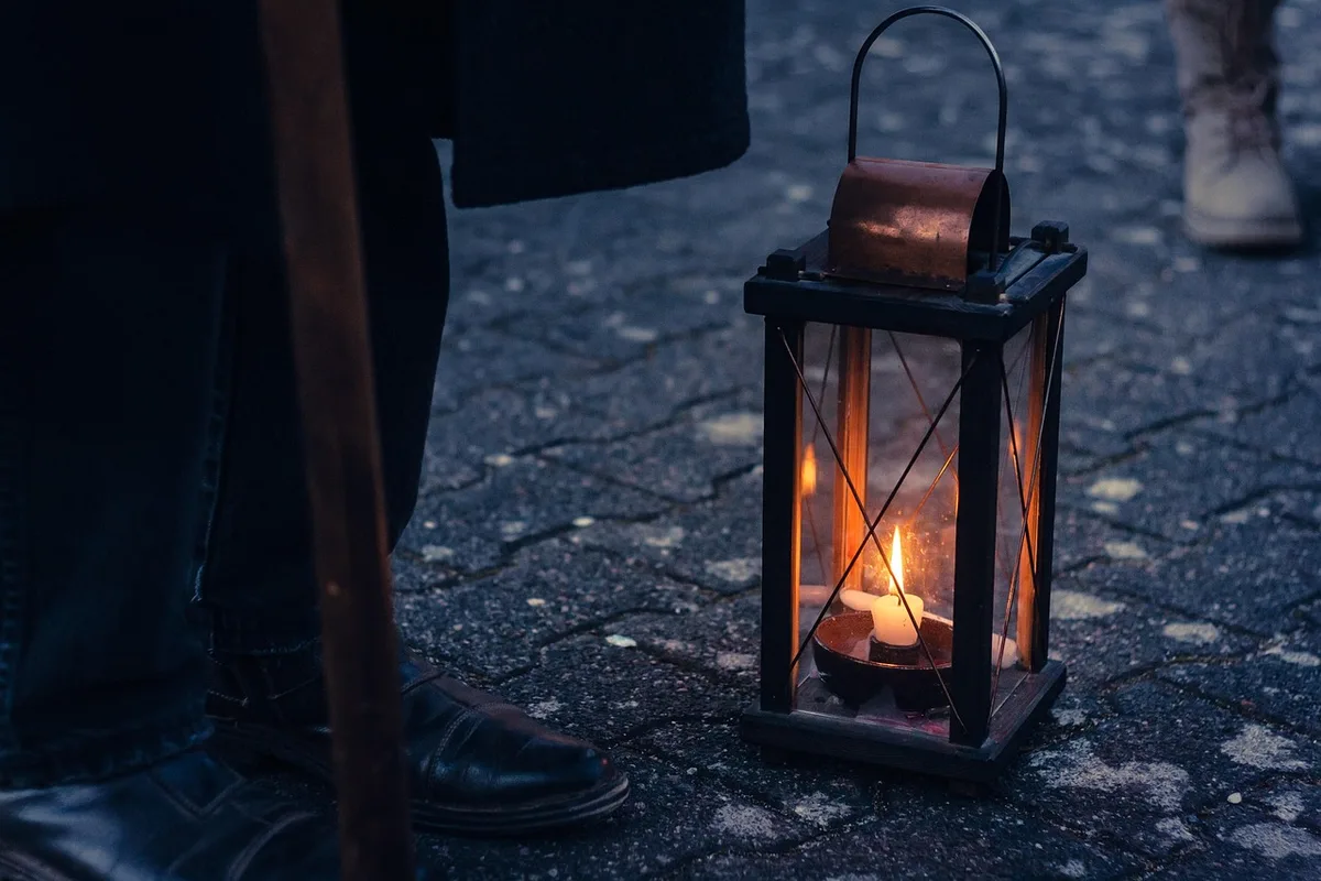 Canapé avec plaid, lampes d'appoint et bougies pour une ambiance tamisée