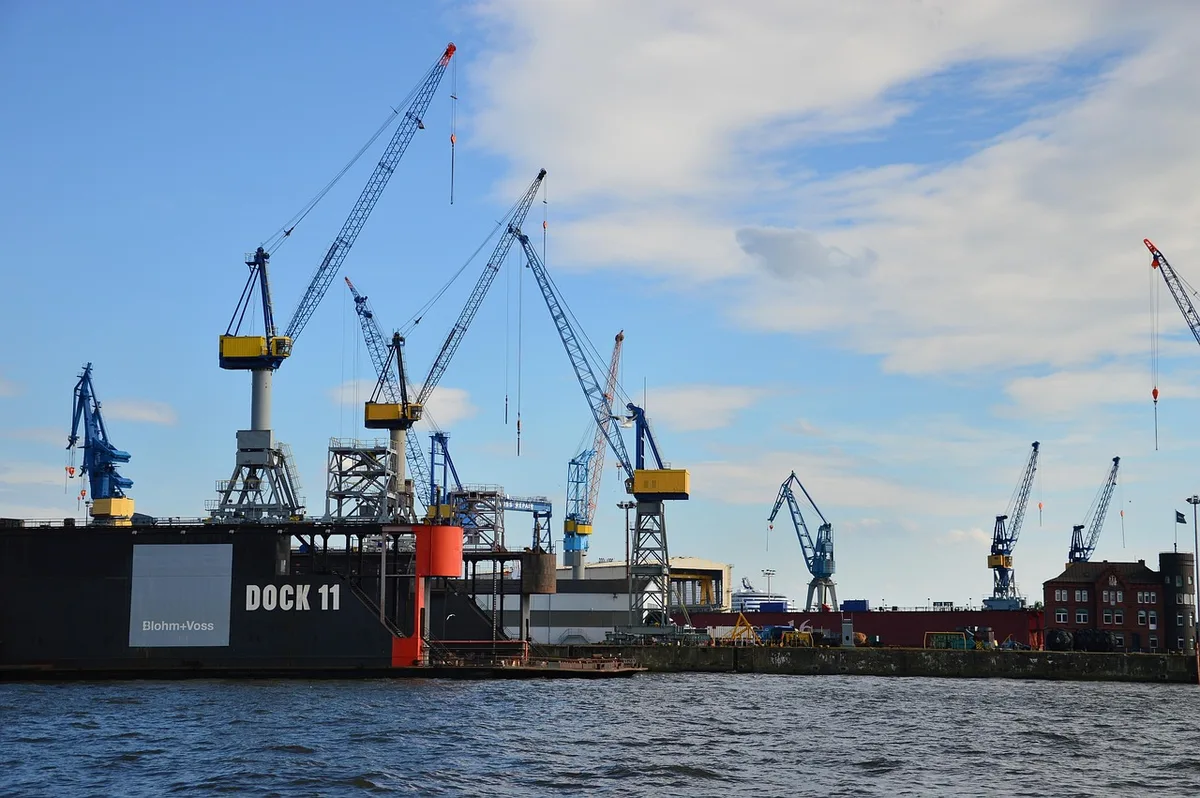 Zone portuaire avec activités navales et bateaux