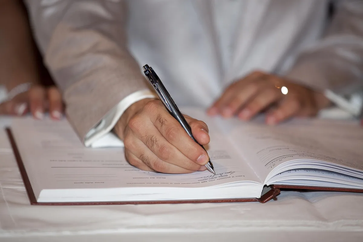 Compromis de vente signé posé sur une table avec stylo